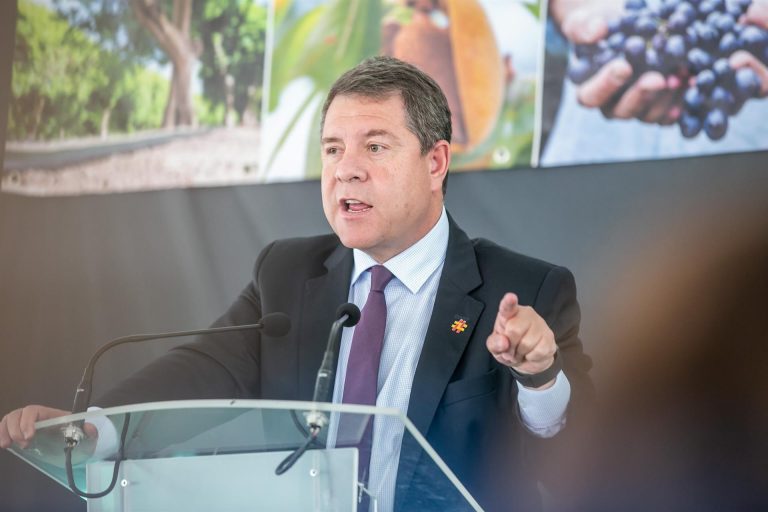 García-Page pone la primera piedra de la ampliación y sustitución del CEIP ‘Andrés Arango’ en Velada (Toledo)