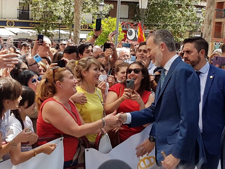 El Rey Felipe VI es aclamado con entusiasmo en Puertollano entre gritos de «guapo» y vivas a España