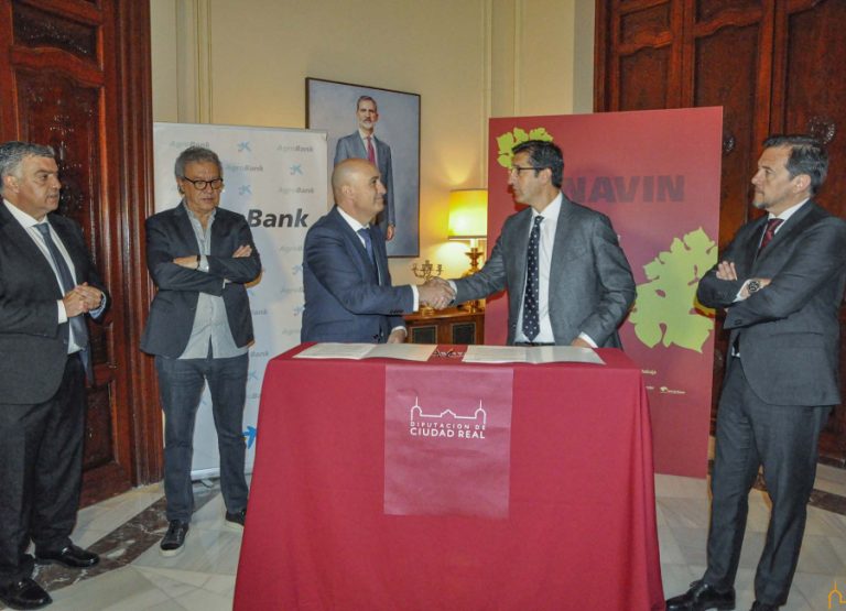 La Diputación firma un convenio de colaboración con CaixaBank para que AgroBank participe en FENAVIN