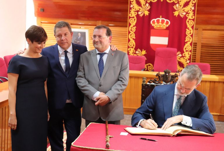 La firma de Felipe VI en el libro de honor: celebra que Puertollano lidere el desarrollo industrial sostenible