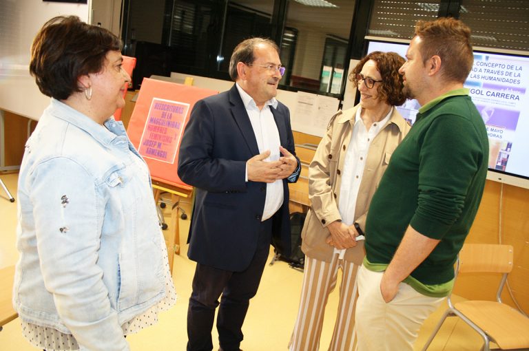 El alcalde de Puertollano felicita al IES Fray Andrés por sus iniciativas educativas sobre la igualdad de género