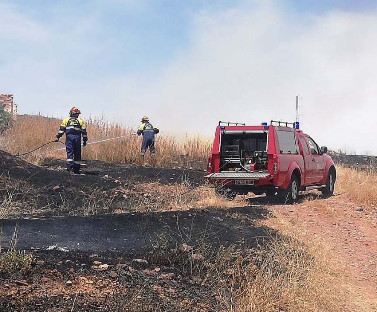 Se registran cuatro focos de incendio provocados al mismo tiempo en Puertollano y vecinos urgen a retirar maleza