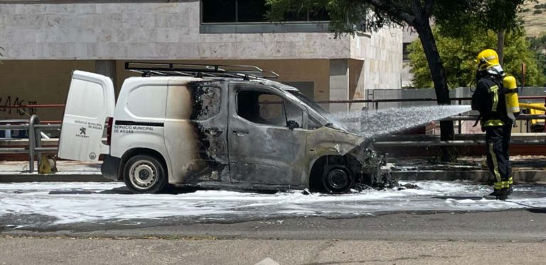 Puertollano: Una furgoneta de Aguas de Puertollano se incendia y detona en plena calle