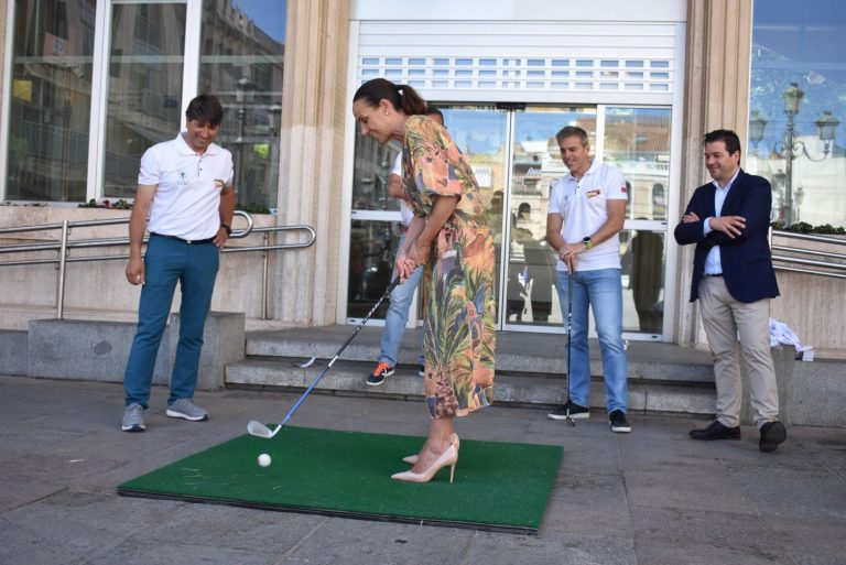Golpeo de bola simbólico en la Plaza Mayor por el próximo Campeonato de España de golf en Ciudad Real