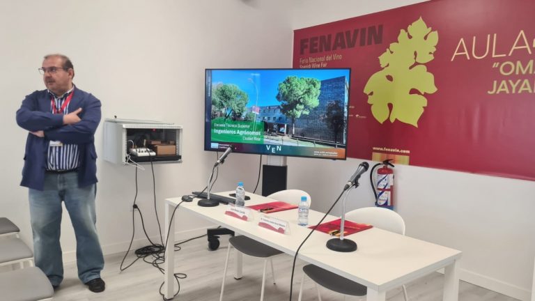 La UCLM promociona en FENAVIN el Grado de Enología en el mayor viñedo del mundo