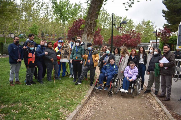 El Colegio de Educación Especial Puerta de Santa María y el Ayuntamiento de Ciudad Real instalan el primer hotel para insectos