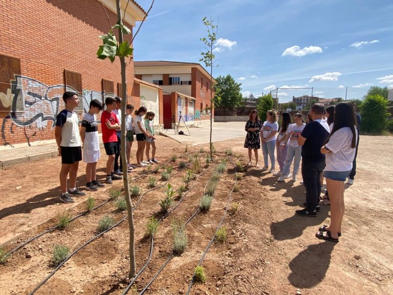 El IES Juan Bosco trabaja en el desarrollo de la Agenda 2030 con un proyecto de reciclaje y ajardinamiento del centro