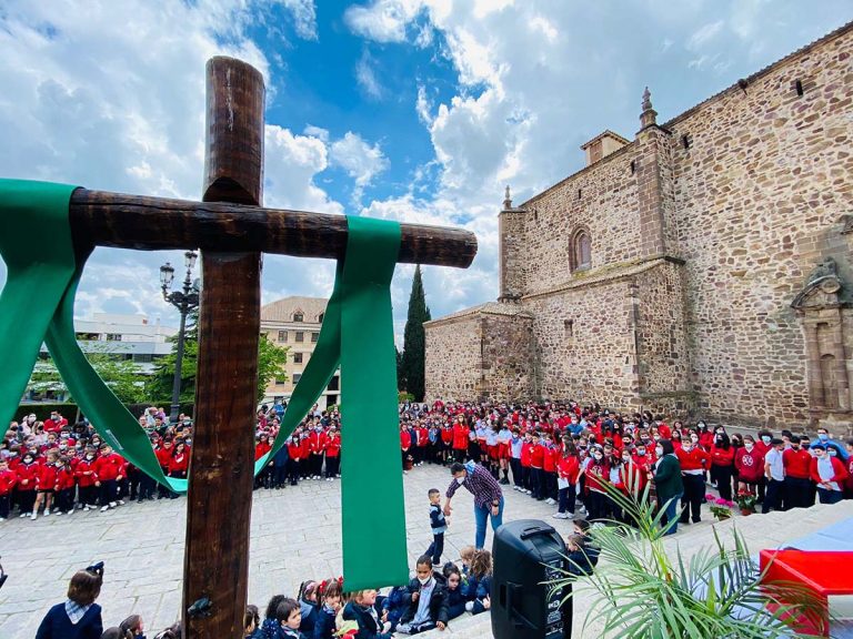 La comunidad educativa del colegio María Inmaculada de Puertollano celebra el mes de mayo con varias actividades