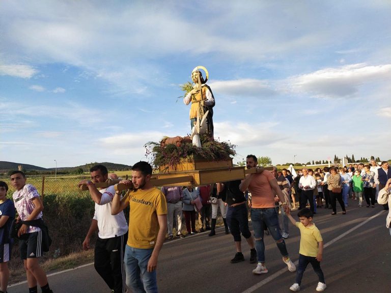 Villamayor de Calatrava celebró la llegada de san Isidro al pueblo y cantó los Mayos a la Cruz