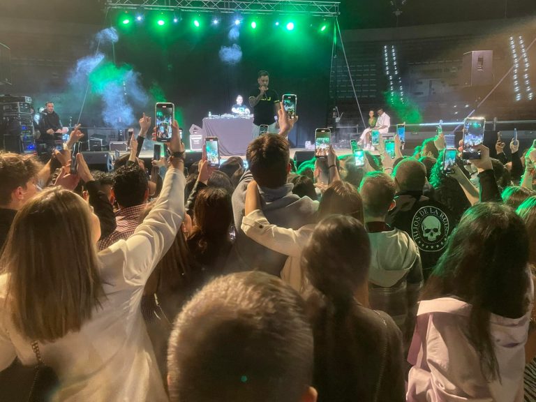 Puertollano: PuertoJoven cierra con éxitos de reguetón los conciertos de la Feria de Mayo