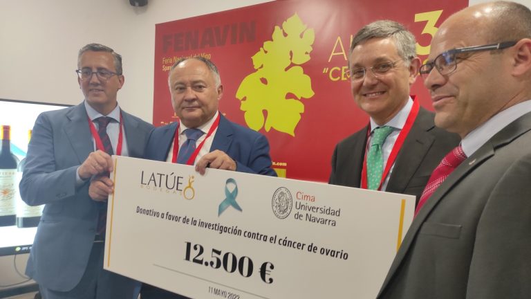 Bodegas Latúe sella en FENAVIN un acuerdo de patrocinio con el CIMA de la Universidad de Navarra para la investigación en la prevención del cáncer de ovario