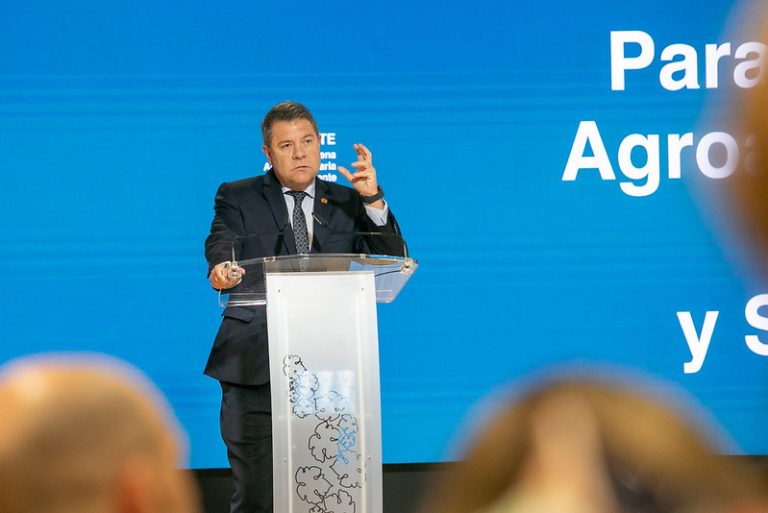 El presidente autonómico inaugura la rehabilitación de dos tramos de carretera en el entorno de Brihuega, en Guadalajara  