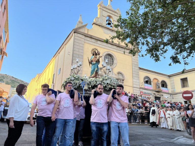 María Auxiliadora vuelve a alegrar las calles de Puertollano entre el entusiasmo de los vecinos y la comunidad salesiana