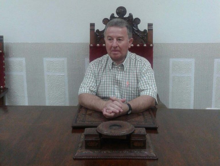 El alcalde de Fuencaliente Francisco Ramírez (UCIN) cede la vara de mando a Jennifer Cortecero (PP) en cumplimiento del pacto de gobierno