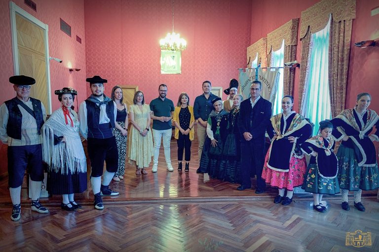 El  salón de plenos del Ayuntamiento acogió la recepción oficial a los  grupos participantes en el Festival Folclórico “Virgen de las Viñas”