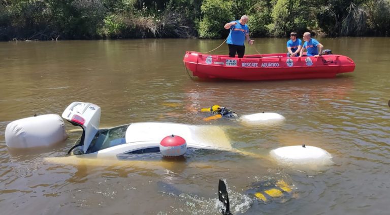 Rescatado el vehículo de un vecino de Ciudad Real que acabó en el agua en la Tabla de la Yedra