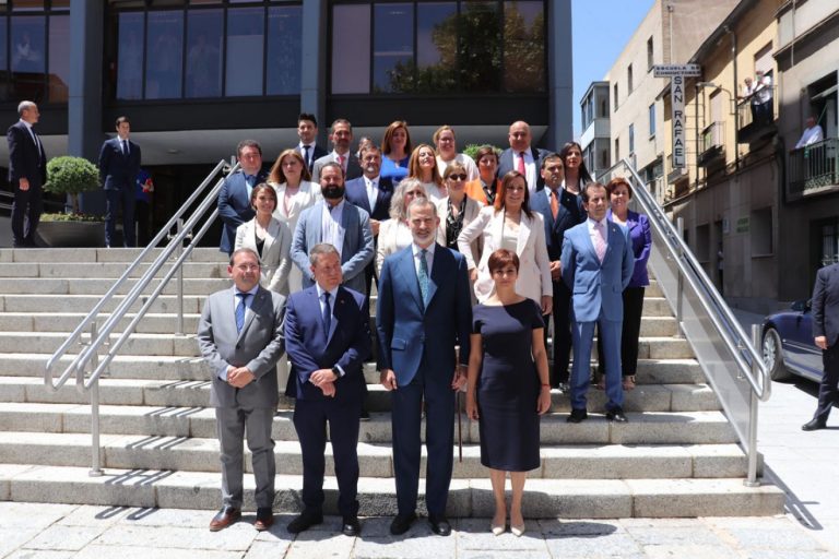 Los concejales republicanos de IU Puertollano reciben al Rey pero lamentan su ausencia «en los momentos más duros»