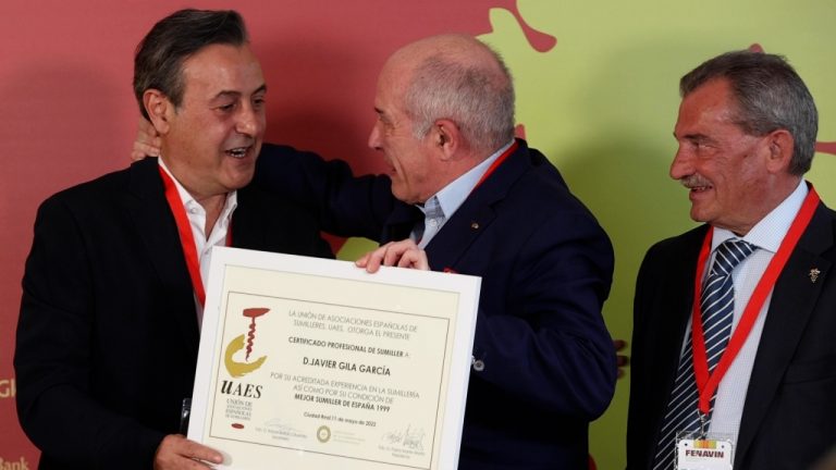 Los periodistas Manuel Villanueva y José Ribagorda reciben el Premio ‘Tastevin de cristal’ de la UAES