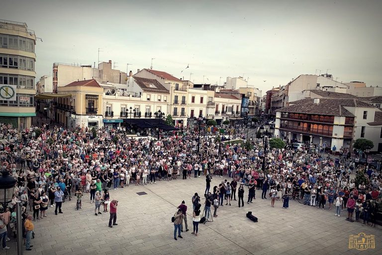 Más de 2.500 personas salen a la calle en Tomelloso para condenar el último crimen machista con 5 minutos de silencio