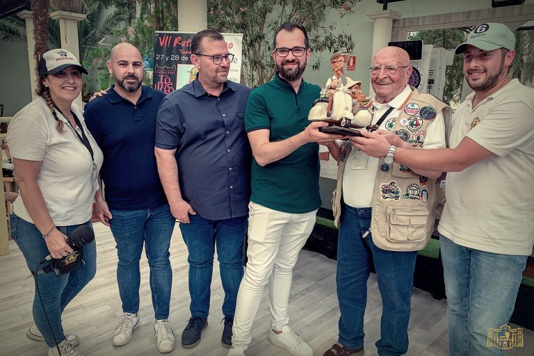El concejal de Turismo pide a los participantes de la ‘VII Ruta del Vino en Vespa’ que sean «embajadores de Tomelloso»
