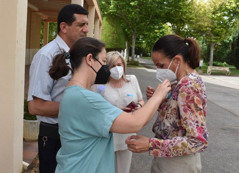 La alcaldesa de Ciudad Real acompaña a la asociación ACESCAM en su acto organizado para concienciar sobre el abuso y maltrato a las personas mayores