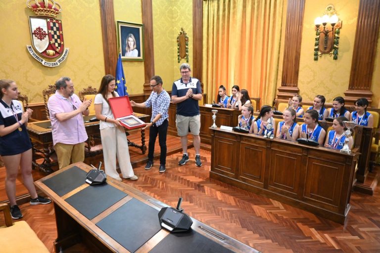 Valdepeñas reconoce a la deportista Candela Rabadán, que emprende su trayectoria en Estados Unidos