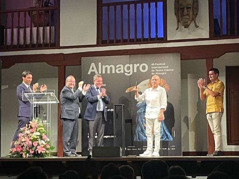 Lluís Pasqual recibe el Premio Corral de Comedias reivindicando cultura en un contexto alarmante: «Seguimos yendo tarde»