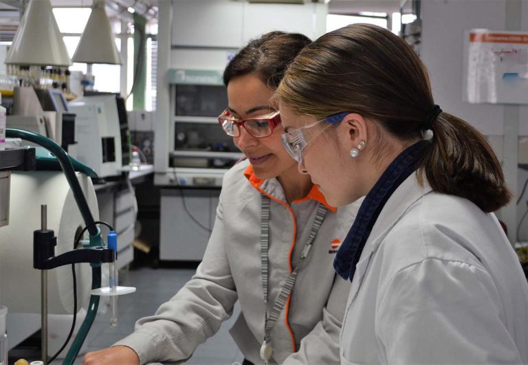 Unos 80 estudiantes al año realizan prácticas en el complejo industrial de Repsol en Puertollano