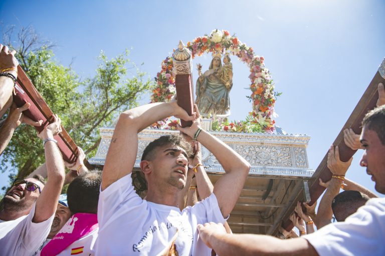 Miles de fieles retoman la tradición de seguir a la Virgen de Alarcos en romería