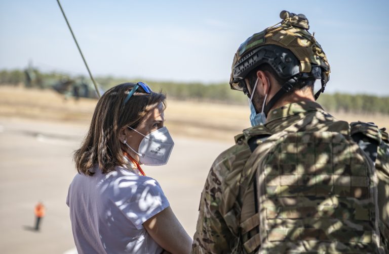 Margarita Robles contempla «con satisfacción» el trabajo del Batallón de Helicópteros de Ataque de Almagro y su simulador
