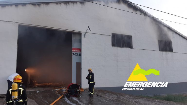 Bomberos actúan en el incendio de una nave de papel pintado de Poblete