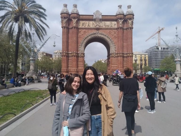 Adela, una joven castellanomanchega que cruza el «Puente a China»