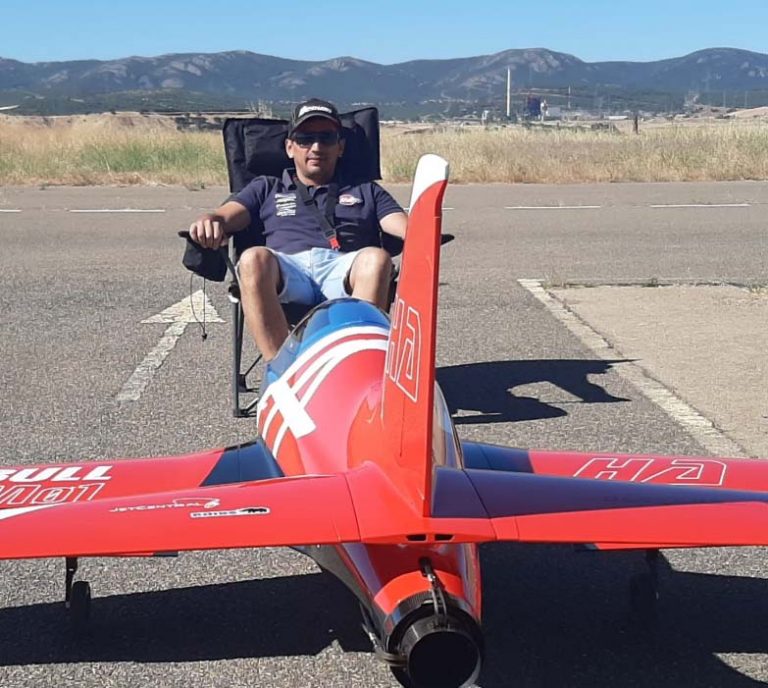 El campeón de España de aeromodelismo F3S entrena en el aeródromo de Puertollano