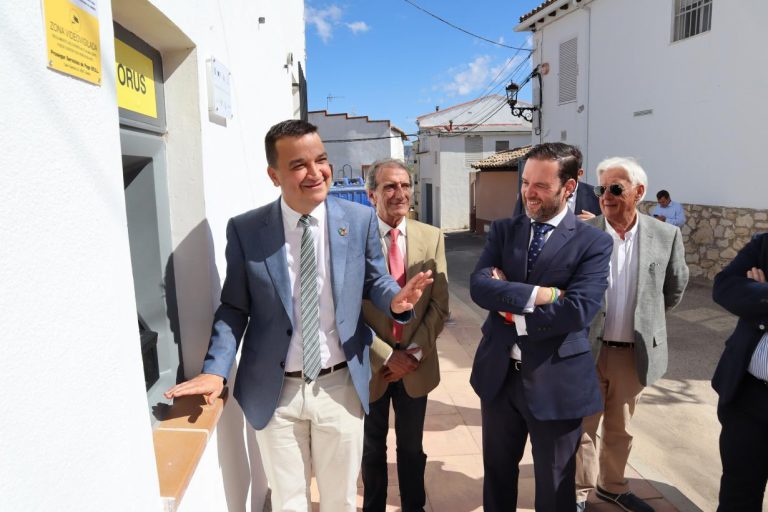 El primer cajero automático de los 100 que se instalarán en el medio rural se pone en marcha con el impulso del Gobierno de Castilla-La Mancha y de la mano de Recamder