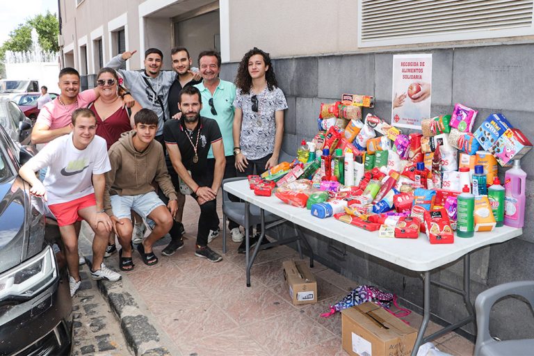 Almodóvar del Campo: La joven cuadrilla de costaleros de la Cruz de Mayo recoge alimentos para personas con pocos recursos