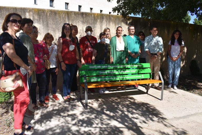 ALCER y SFC-SQM cuentan con su banco conmemorativo en el entorno del Hospital General de Ciudad Real