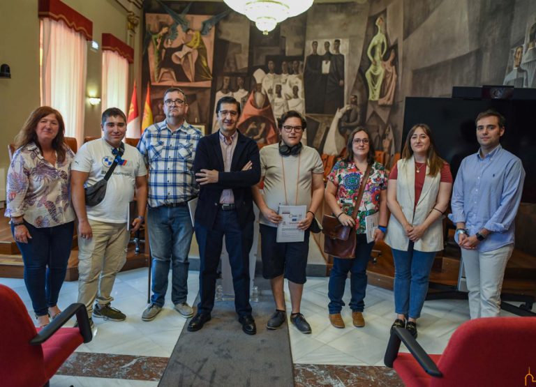 Caballero da la bienvenida a los cuatro nuevos trabajadores en prácticas de COCEMFE que acoge la Diputación