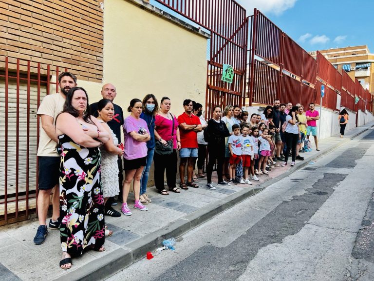 Puertollano: Segunda jornada de protesta de padres y alumnos a las puertas del Colegio Ramón y Cajal