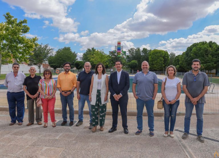 Caballero inaugura la nuevas instalaciones de la piscina de Calzada que ha financiado la Diputación