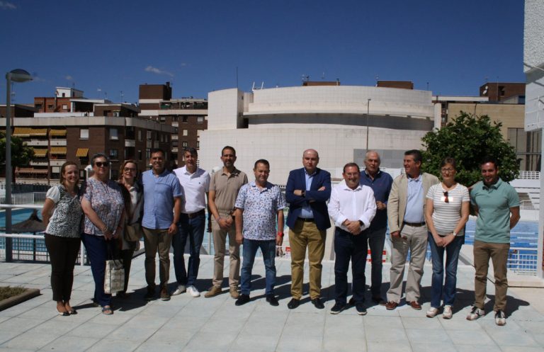 La piscina «María Luisa Cabañero» se convierte en el primer espacio sin humos de Puertollano