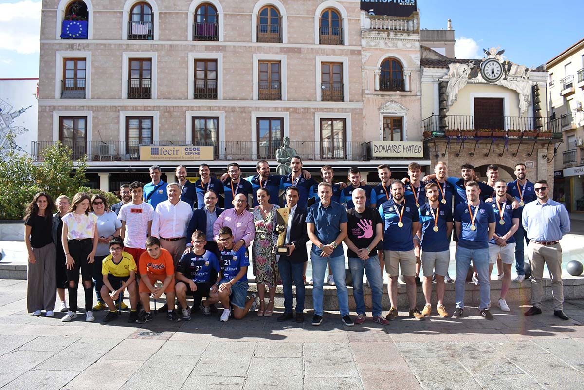 El Ayuntamiento recibe al Club Balonmano Caserío de Ciudad Real tras su  ascenso a la División de Honor Plata | MiCiudadReal.es