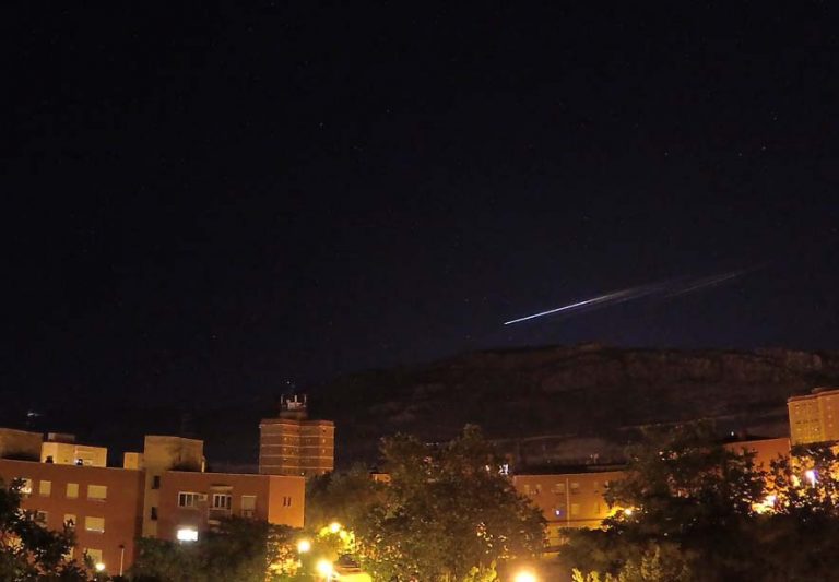 Los restos de un cohete chino arden sobre Puertollano