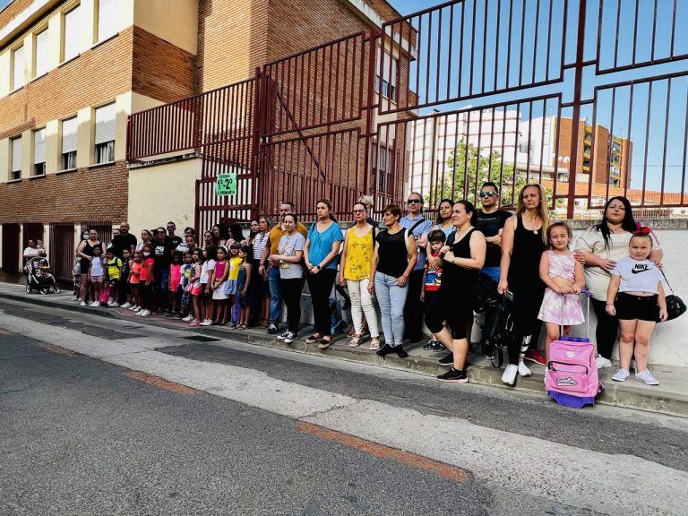 Puertollano: Padres y alumnos del Colegio Ramón y Cajal se plantan a las puertas del centro en demanda de más seguridad