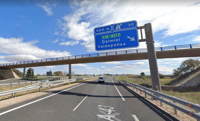 Fallece una mujer de 65 años al salirse de la vía el turismo que conducía en Daimiel