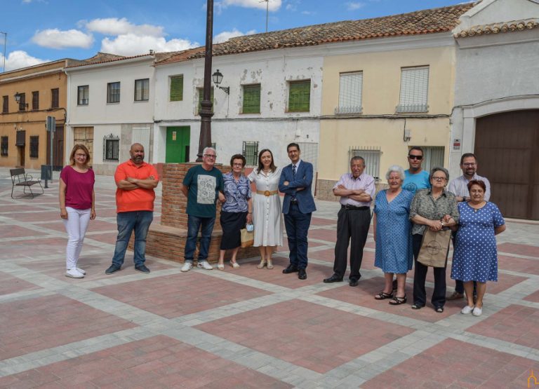 Caballero visita las plazas del Ángel, La Justa y La Bolsa cuya reforma ha subvencionado la Diputación en Alcázar de San Juan