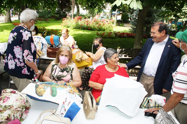 Puertollano: Un centenar de mujeres participan en un encuentro de encajeras en el entorno de la Fuente Agria