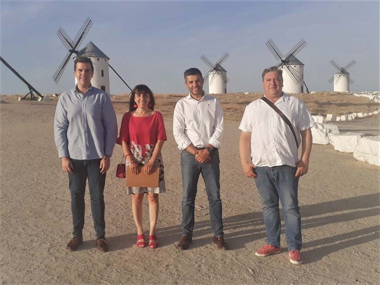 Campo de Criptana y la Asociación de Periodistas de Ciudad Real suscriben un convenio para la promoción turística de la Sierra de los Molinos