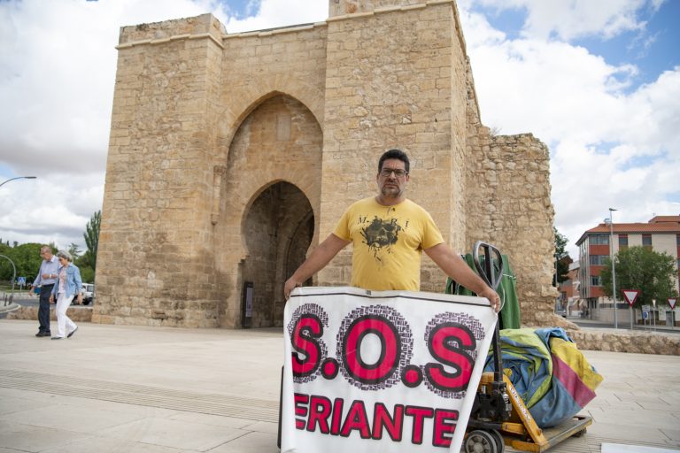 Un feriante protesta frente a la Puerta de Toledo y reclama al Ayuntamiento que le permita instalar sus atracciones hinchables en Ciudad Real