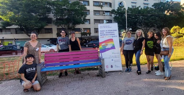 Ayuntamiento de Ciudad Real y Espacio Diverso LGTBIQ+ se suman a las celebraciones del Día del Orgullo con una pintada de bancos en El Torreón