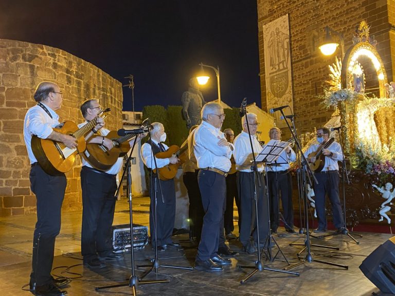 Canto de despedida de mayo en el atrio de Santa María